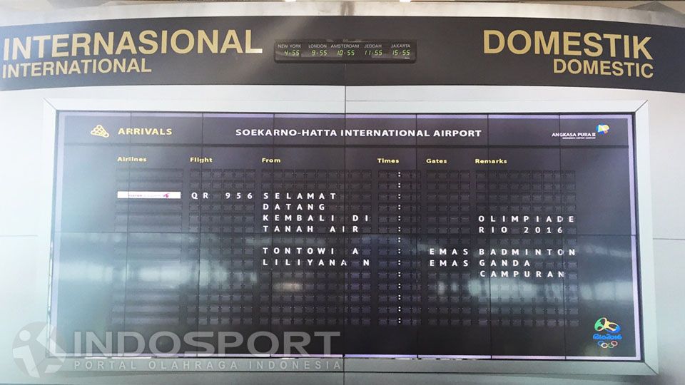 Papan Elektronik Bandara ikut menyambut kedatangan Owi/Butet. Copyright: &copy; lanjar wiratri/INDOSPORT